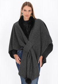 Poncho gri închis din lână, cu guler din blană sintetică, având talie legată și un accent cu pompon la margine.