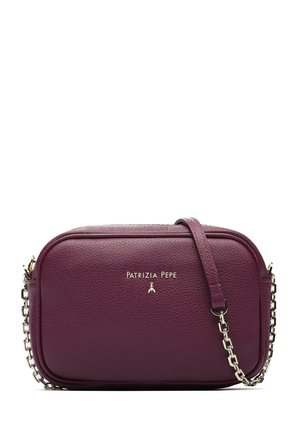 Piccola borsa a tracolla rettangolare in pelle viola scuro con tracolla a catena argentata e logo "PATRIZIA PEPE" dorato sul davanti.