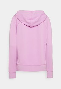 Różowa bluza z kapturem o gładkiej fakturze, z prążkowanymi mankietami i lekko skróconym dołem. Ma osadzone rękawy oraz centralny szew na kaptura.