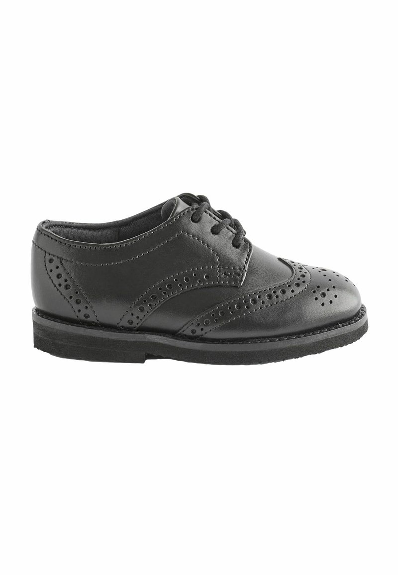 Chaussure noire en cuir à lacets avec des détails de brogue, bout arrondi et surface texturée. Semelle en caoutchouc plate avec un léger talon, design classique.