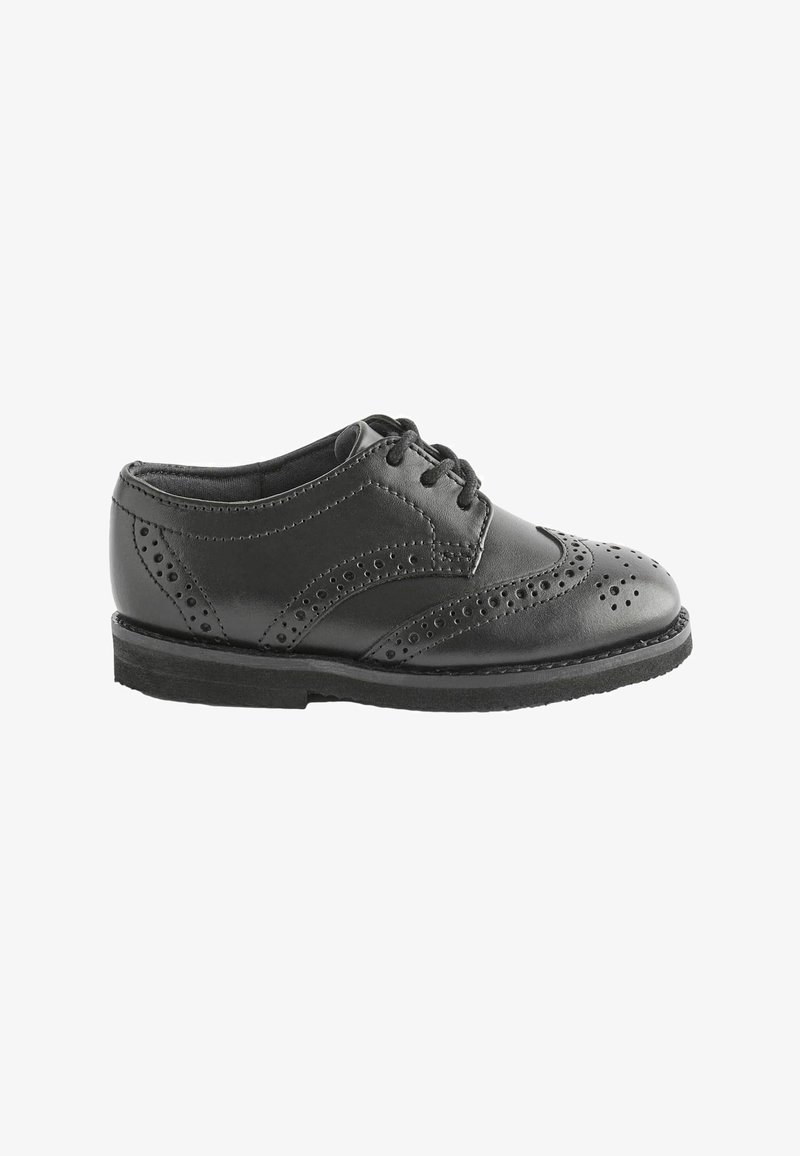 Chaussure noire en cuir à lacets avec des détails de brogue, bout arrondi et surface texturée. Semelle en caoutchouc plate avec un léger talon, design classique.