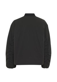 Čierna bomber bunda s rebrovaným golierom, nariasenými rukávmi a hladkou textúrou, navrhnutá s uvoľneným strihom a minimálnym detailovaním.