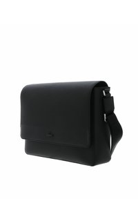 Sac messager noir texturé avec fermeture à rabat, bandoulière réglable et logo embossé. Présente une forme rectangulaire élégante.