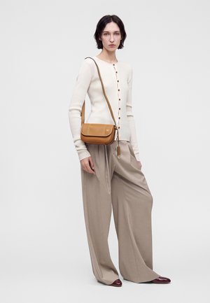 Lancel, VICTOIRE MINI FLAP - Sac bandoulière - camel