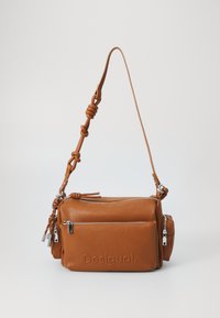 Borsa a tracolla in pelle marrone con finitura testurizzata, tracolla regolabile, tasca con zip sul fronte e logo del marchio in rilievo sul lato.