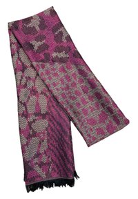 Écharpe à motifs violets et roses présentant un mélange de motifs géométriques et animaliers, avec des bords à franges et une finition texturée.