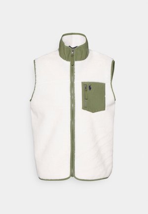 Ærmeløs hvid fleecevest med olivengrøn kant, høj krave, lynlås foran og lynlåslomme på brystet i olivengrøn med navyblåt logo.
