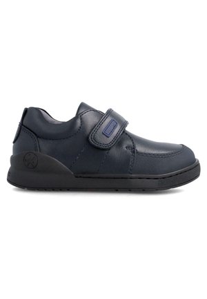 Zapatos de cuero azul marino con una correa de velcro, punta redondeada y suela de goma texturizada. Presentan detalles cosidos y un logotipo en el lateral.