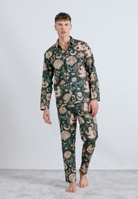Set de pijamale pentru bărbați din material verde închis, cu un model detaliat de scoici și sirene în culori pastelate moi. Cămașă cu mâneci lungi și pantaloni asortați.