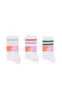 Drei Paare von Knöchelsocken mit weißen Grundtönen, die farbenfrohe Streifen in verschiedenen Pastellnuancen aufweisen. Jedes Paar hat ein Markenlabel.