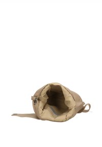 Borsa in pelle beige con apertura a zip, tasche interne e foderatura in tessuto morbido. Il design presenta una forma arrotondata e una tracolla.
