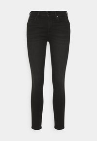 Pantalones vaqueros negros ajustados de mezclilla, con una cintura de altura media, bolsillos frontales y un diseño limpio y clásico con un hardware mínimo.