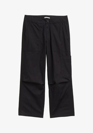 Schwarze weit geschnittene Cargo-Hosen aus leichtem Material, mit zwei vorderen Taschen und einer seitlichen Cargo-Tasche. Vorderer Knopfverschluss.
