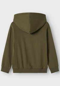 Felpa verde oliva con un grande cappuccio a punta, polsini e orlo a coste. Tessuto liscio senza modelli o accenti visibili. Vista laterale mostrata.