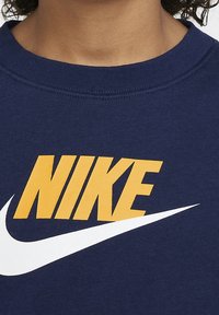 Nike Sportswear B NSW CLUB + HBR CREW 2 - Mikina - midnight navy/(yellow ochre)