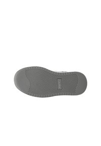 Semelle de chaussure en caoutchouc gris avec des motifs de sculpture texturés, présentant un bout lisse et une étiquette surélevée au centre. Bords légèrement incurvés pour plus de confort.