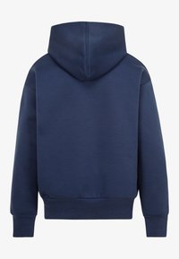 Marineblauwe hoodie van een gestructureerde stof, met een grote capuchon, ribgebreide boorden en een zoom. Achteraanzicht zonder zichtbare grafische elementen of logo's.
