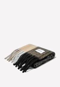 Écharpe en mélange de laine présentant un dégradé de nuances beige, gris et noir, avec des bords à franges et une étiquette blanche "ARCTIC FOX".