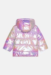 Chaqueta acolchada holográfica con capucha desmontable. Presenta un diseño acolchado en colores pastel, con puños elásticos y un parche con logo en la parte delantera.