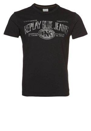 Czarna koszulka z krótkim rękawem z wyblakłym białym napisem „Replay Blue Jeans Inc” oraz dodatkowymi małymi nadrukami na piersi.