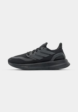 Schwarze Sportschuhe mit einem Obermaterial aus Mesh, strukturierten Paneelen, drei Streifen-Detail und einer gekrümmten Sohle, die mit "LIGHT BOOST" beschriftet ist.