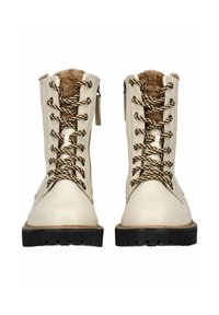 Botas tobilleras de crema con forro de piel sintética, cordones marrones y suela de goma negra texturizada; cuentan con una cremallera en el lateral para un fácil uso.