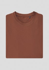 Brązowy krótki rękaw T-shirt wykonany z miękkiej bawełny, z klasycznym okrągłym dekoltem i luźnym krojem. Widoczna metka rozmiaru.