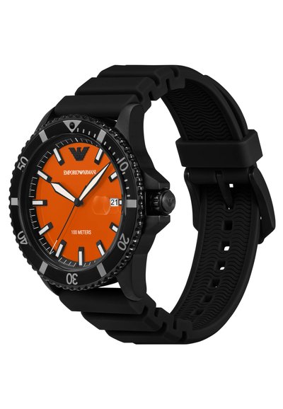 Montre Emporio Armani avec un bracelet en silicone noir, cadran orange, lunette noire avec des marquages blancs, et affichage de la date à 3 heures. Résistante à l'eau jusqu'à 100 mètres.