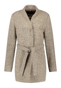 Beżowy, pleciony płaszcz z eleganckim kołnierzem, długimi rękawami i paskiem w talii; teksturowany materiał ma subtelny, piegowaty wzór.