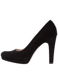 Černá semišová lodička s kulatou špičkou, jemným zakřivením na přední části a štíhlým podpatkem, s hladkým povrchem a bez viditelných akcentů.