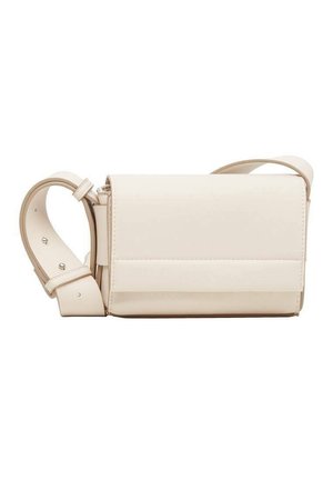 Borsa a tracolla rettangolare in pelle crema con ampia tracolla regolabile e chiusura a patta, esposta su uno sfondo bianco.