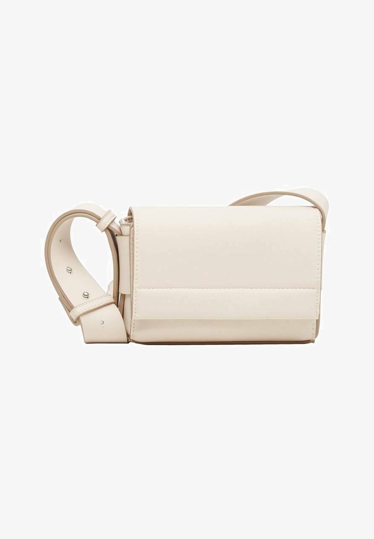 Rechteckige Umhängetasche aus cremefarbener Leder mit breitem, verstellbarem Tragegurt und Klappenverschluss, vor einem weißen Hintergrund präsentiert.