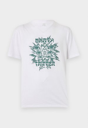 Bijela majica s kratkim rukavima s zelenim grafičkim prikazom više očiju oko globusa, tekstom "EARTH TRIPPER" i "VOLCOM STONE" na prednjoj strani.