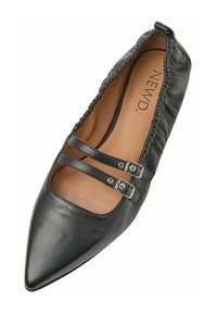 Ballerine in pelle nera con punta affusolata, caratterizzata da due cinturini decorativi con fibbie argentate e bordi arricciati per aggiungere texture.