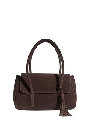 Dunkelbraune Wildledertasche mit zwei abgerundeten Griffen und einem passenden Quast, der von einem Griff vor weißem Hintergrund hängt.