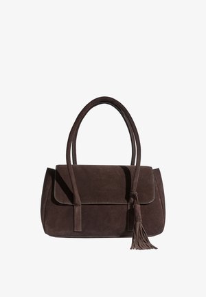 Bolso de mano de ante marrón oscuro con dos asas redondeadas y un borla a juego colgando de una asa sobre fondo blanco.