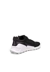 Czarne buty sportowe z gładkimi i teksturowanymi panelami, z białą, amortyzowaną podeszwą i subtelnym logo na pięcie.