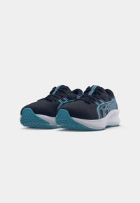 Baskets de course bleues et marine avec une tige en mesh, une semelle extérieure en caoutchouc et des accents turquoise. Elles disposent d'une semelle rembourrée et d'un design à lacets.