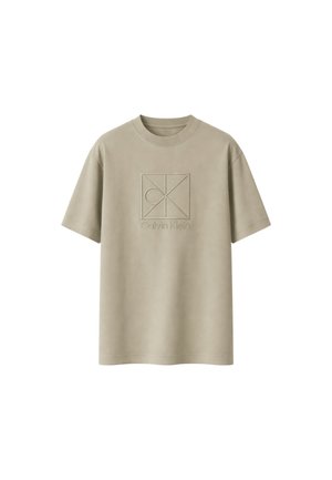 Beżowa koszulka na krótki rękaw z okrągłym dekoltem, z wypukłym logo Calvin Klein i geometrycznym wzorem umieszczonym na środku klatki piersiowej.