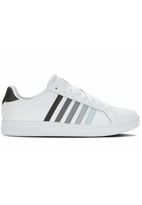 Weiße Sportschuhe mit einer strukturierten Oberfläche, die seitlich drei dunkelgraue Linien betonen und eine schwarze Fersenkappe haben. K-Swiss-Logo auf der Sohle.