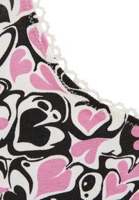 Tela en blanco y negro con un patrón de corazones rosas, acentuado con un borde de encaje blanco en el borde. Material suave y texturizado.