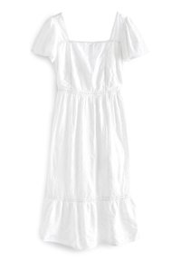 Robe midi blanche avec manches courtes bouffantes, encolure carrée, taille ajustée, broderie aux œillets et ourlet à volants.