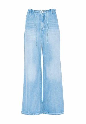 Jean large bleu clair en denim, avec une taille haute, une fermeture à bouton et des détails de couture visibles, avec une finition propre au niveau de l'ourlet.