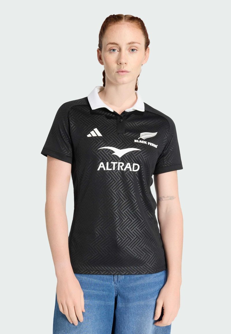 Polo de sport noir avec un motif géométrique texturé, col blanc, et logos blancs pour "Black Ferns" et "ALTRAD". Manches courtes et coupe ajustée.