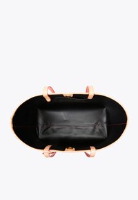 Borsa tote in pelle con esterno rosa, interno nero e cuciture rosse. Presenta due manici superiori e una chiusura magnetica. Design minimalista.