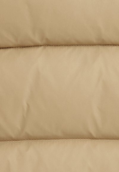 Béžový puffový kabát z látky so hladkým povrchom, s horizontálnymi prešívanými časťami a jemným leskom. Minimalistický dizajn bez viditeľných kovových častí.