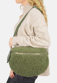 Seasons of April FLUFFY - Umhängetasche - olive