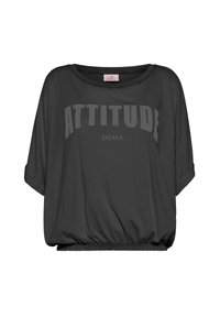 Camiseta negra de gran tamaño con cuello redondo, mangas cortas remangadas y dobladillo fruncido. Presenta la palabra "ATTITUDE" en una impresión gris en negrita.
