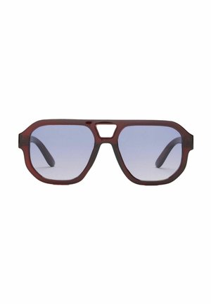 Braune Piloten-Sonnenbrille mit blau getönten Gläsern und geometrischem Ausschnitt am Steg, präsentiert auf weißem Hintergrund.