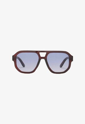 Brązowe okulary przeciwsłoneczne w stylu aviator z niebieskimi soczewkami i geometrycznym wycięciem na mostku, prezentowane na białym tle.